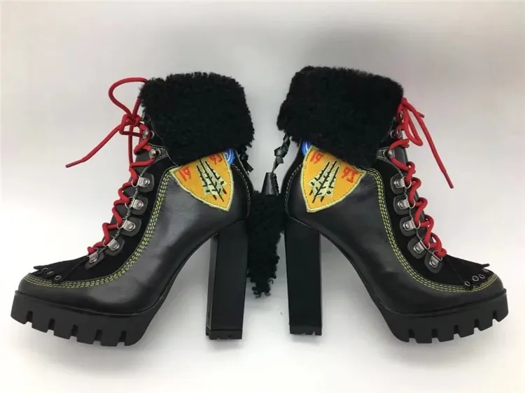 Новинка; зимние ботинки на платформе; botas Mujer; ботинки в байкерском стиле на не сужающемся книзу массивном каблуке; шерстяные ботильоны для женщин с кисточками и перекрестной шнуровкой