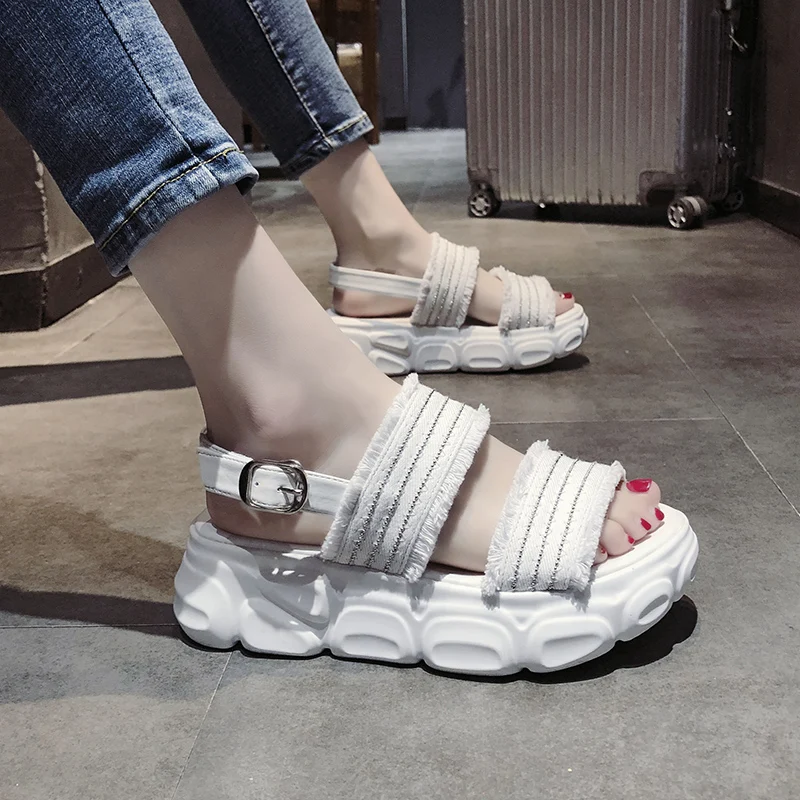 Женские шлепанцы на толстой платформе визуально увеличивающие рост танкетке для