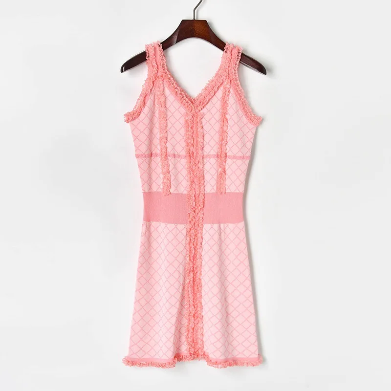 Женское трикотажное платье розовое на тонких бретельках в Корейском стиле