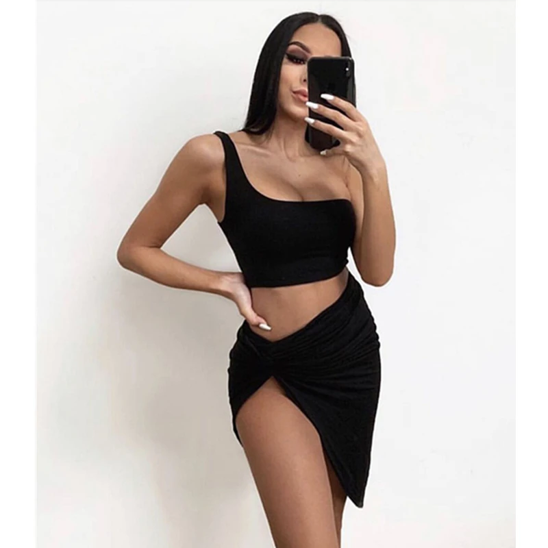 Комплект из 2 предметов: топ на одно плечо и облегающая мини юбка| |