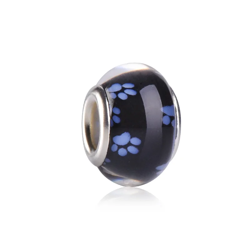 Черный фон собачьи ножки круглые полимерные пластиковые бусины амулеты большая