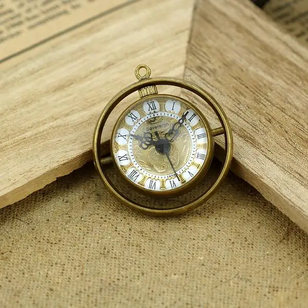 Characteristic Round Crystal Ball Roman Numerals Mechanical Pocket Watch Retro Steampunk Manual Winding Gentleman's Watch