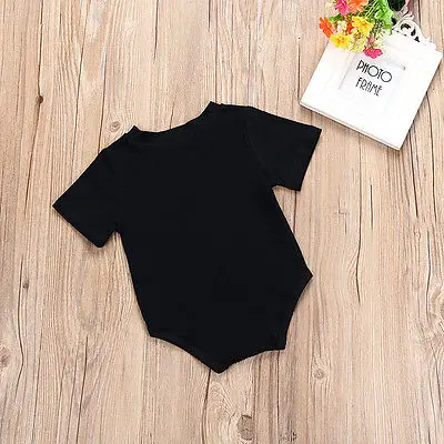 Черный хлопковый боди с короткими рукавами и круглым вырезом буквенным принтом