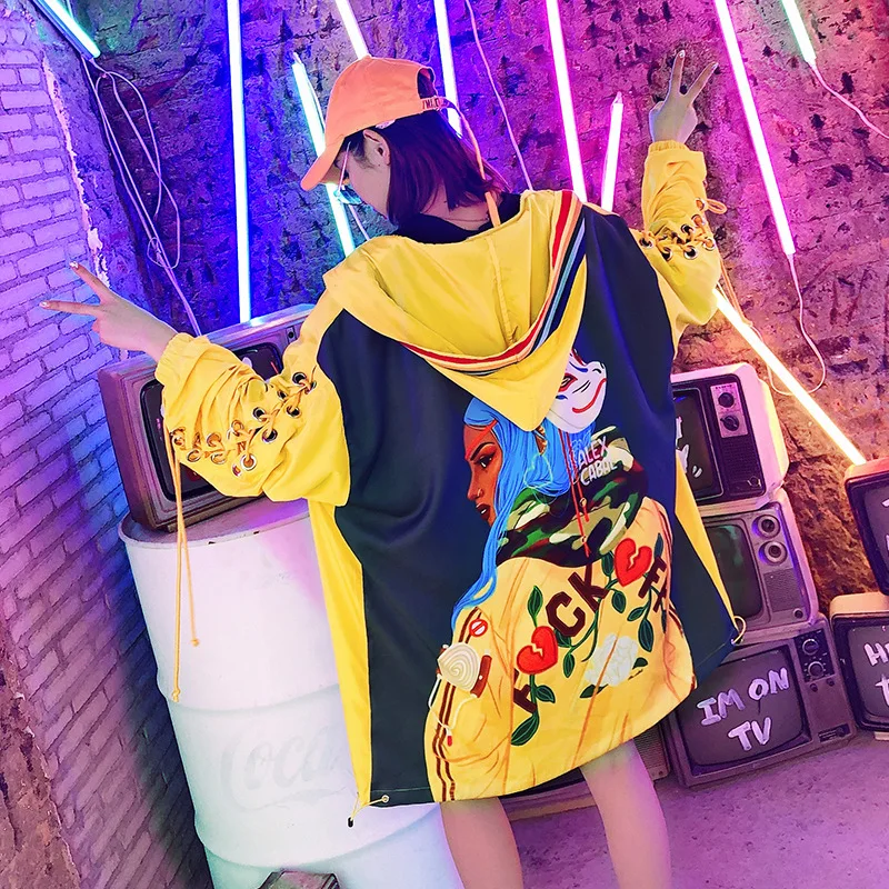 Куртка женская с капюшоном брендовая ветровка принтом персонажа вышивкой