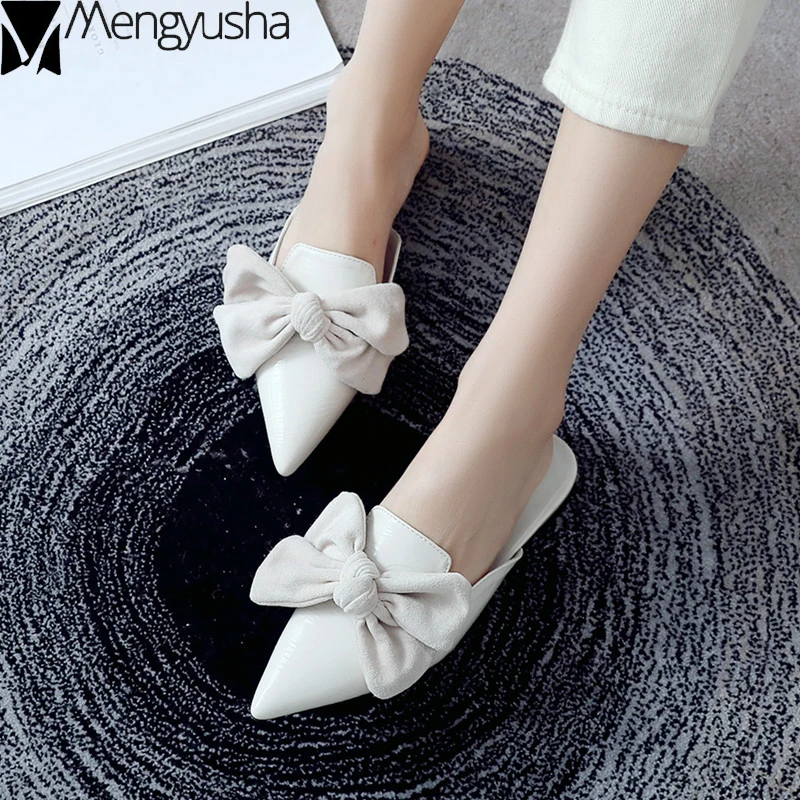 Туфли без задника из лаковой кожи женские летние тапочки с острым носком и бантом