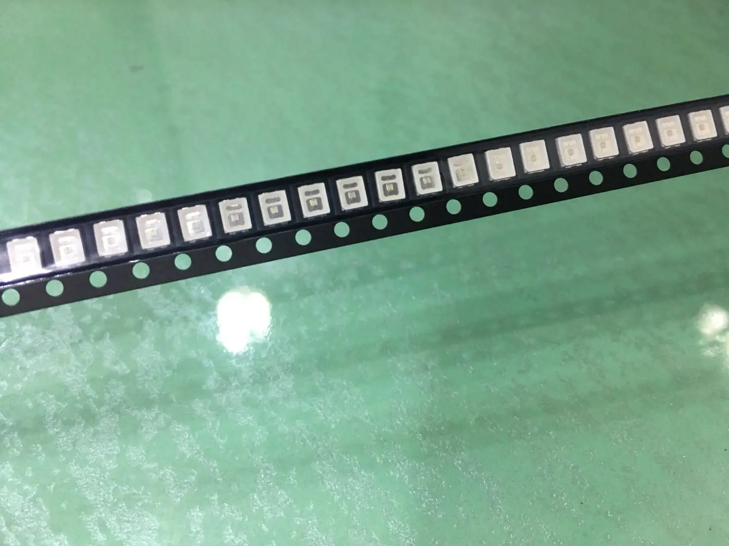 200 шт./лот для светодиодный SMD 2835 изумрудно зеленая 0 5 Вт плитка ног 150 мАч