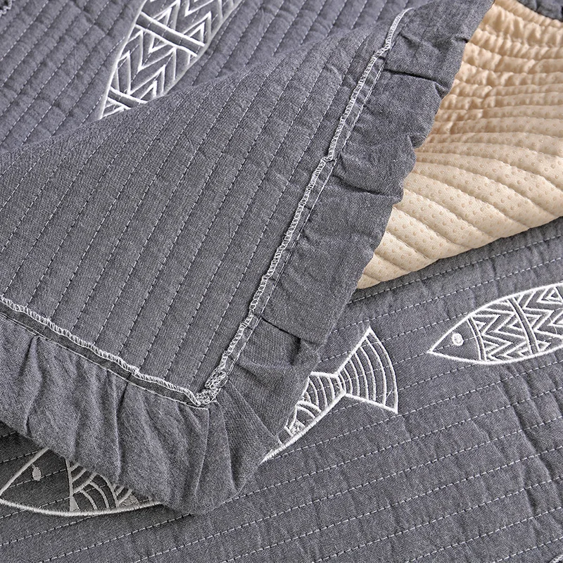 Наволочка для дивана из хлопка и льна с вышивкой в виде маленькой рыбы