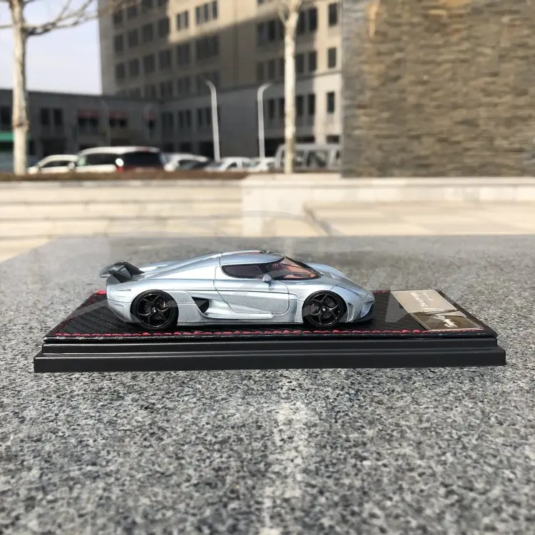 Полимерная модель автомобиля SophiArt Koenigsegg Regera 1:43(серебристый/синий)+ маленький подарок