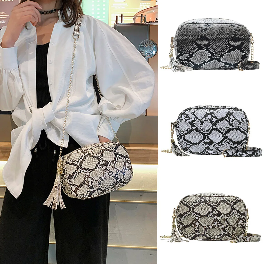 Женская кожаная сумка мессенджер с кисточками и змеиным узором универсальная