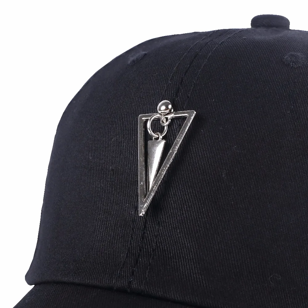 Новый дизайн Новые шапки для мужчин и женщин с металлическими треугольные кольца