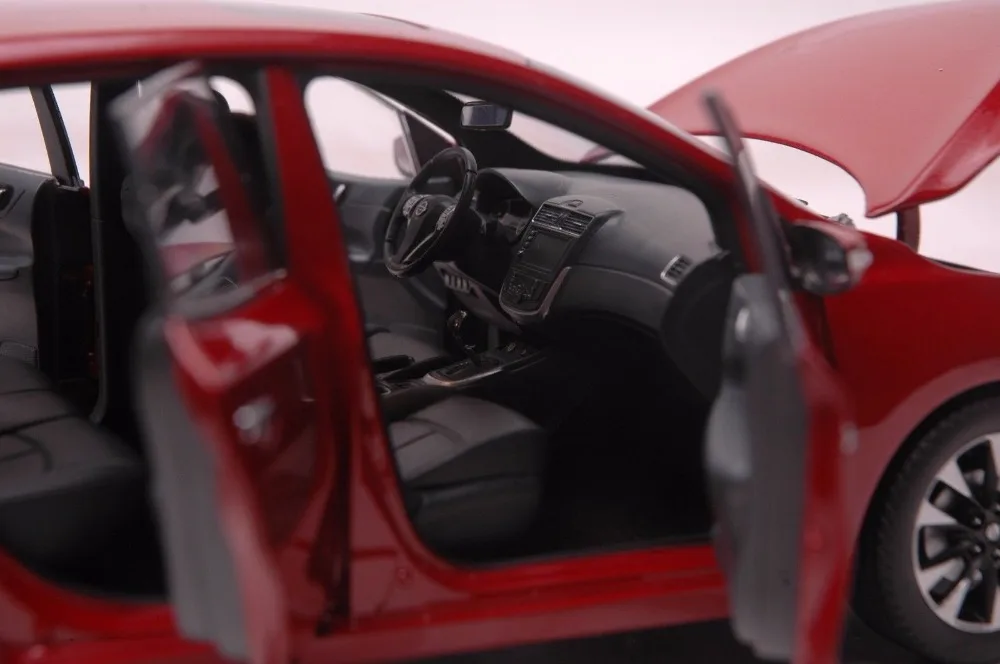 1:18 литая под давлением модель для Nissan Tiida Versa Красный хэтчбек игрушечный автомобиль миниатюрная коллекция подарок Pulsar