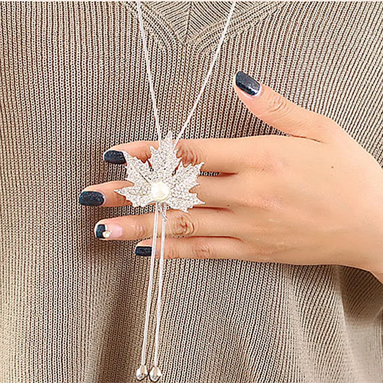Ожерелье на длинной цепочке с подвеской в виде кленовых листьев|statement necklace|chain