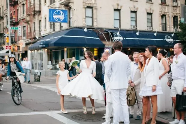 Короткие свадебные платья длиной ниже колена с коротким рукавом и глубоким V