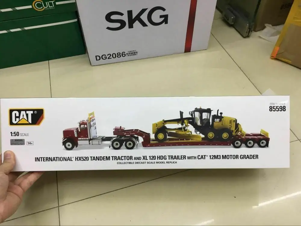 Литой мастеров DM85598 международных Hx520 трактор + низкорамник Cat 12M3 1:50 |