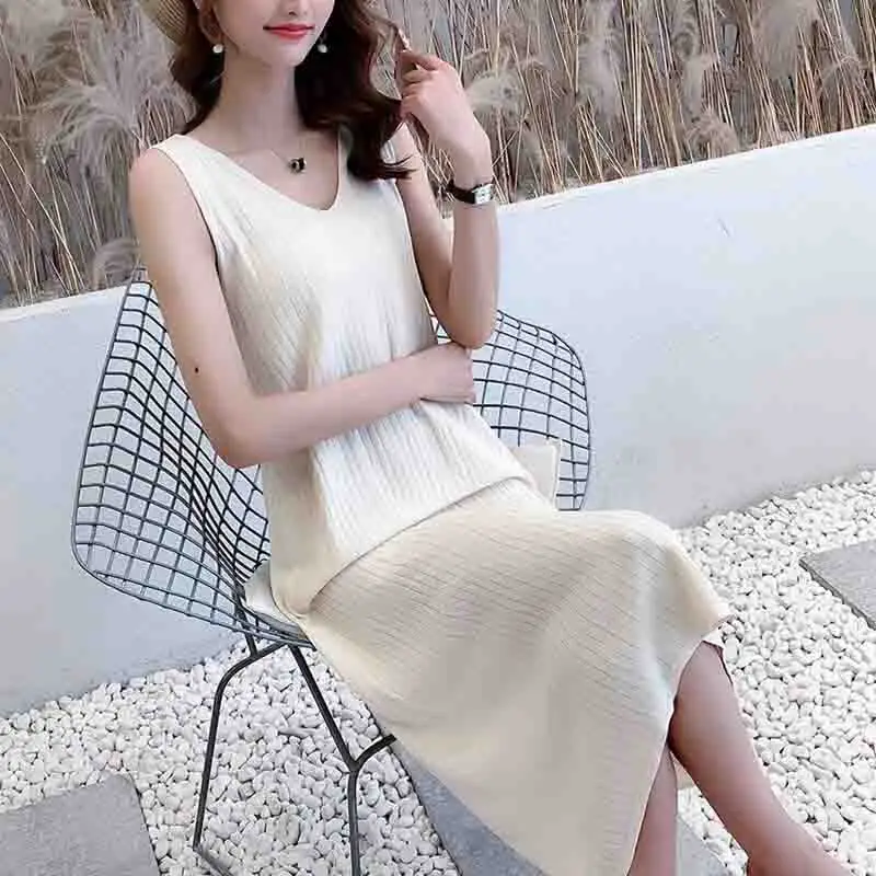 Женское трикотажное платье без рукавов однотонное майка с v образным вырезом