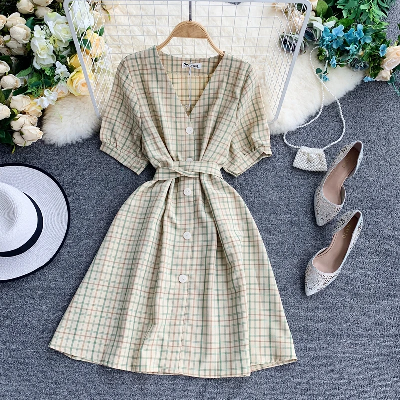 Женское клетчатое платье новое модное с треугольным вырезом и коротким рукавом