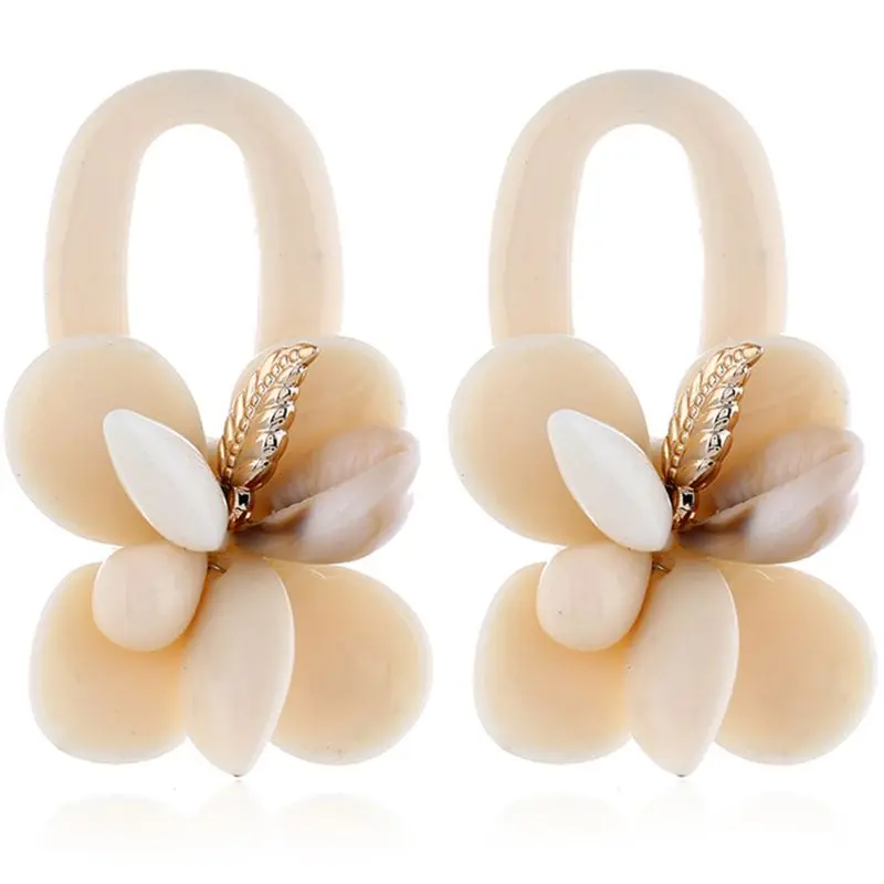 Большие эффектные серьги из акриловой смолы с ракушками и коралловыми цветами