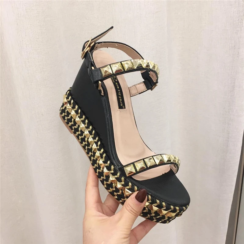 Сандалии женские на платформе с заклепками и открытым носком босоножки танкетке