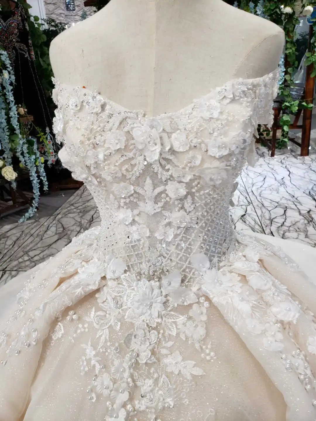 Свадебное платье с кристаллами свадебное объемными цветами и кружевами