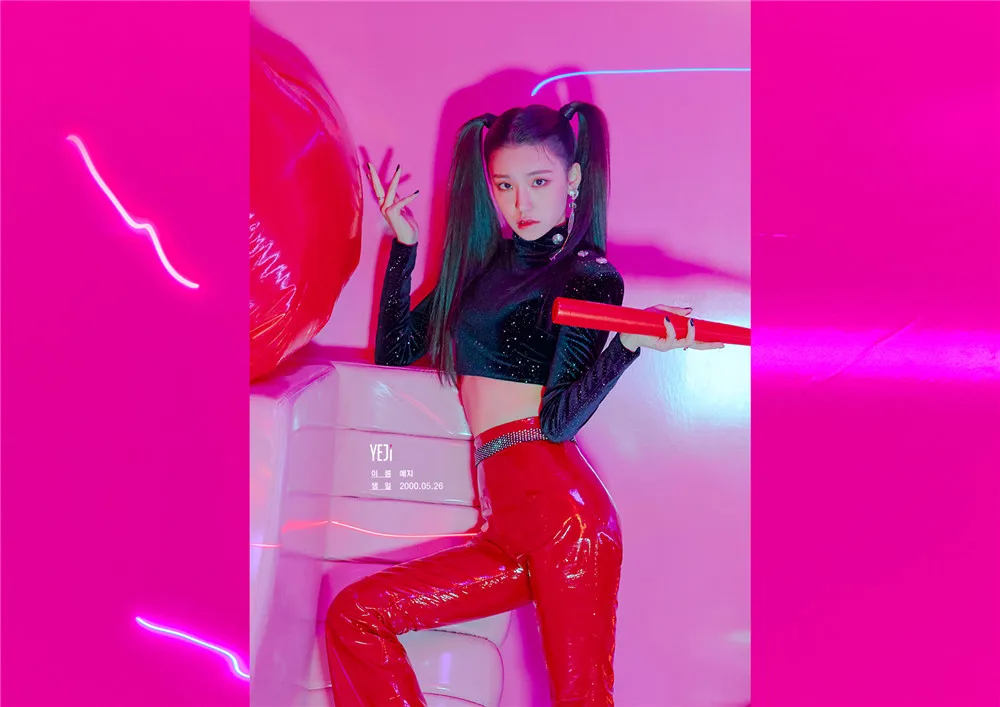 Черный ITZY Kpop плакаты корейские певцы белая бумага с покрытием печатает четкое изображение украшения дома - Цвет: Черный