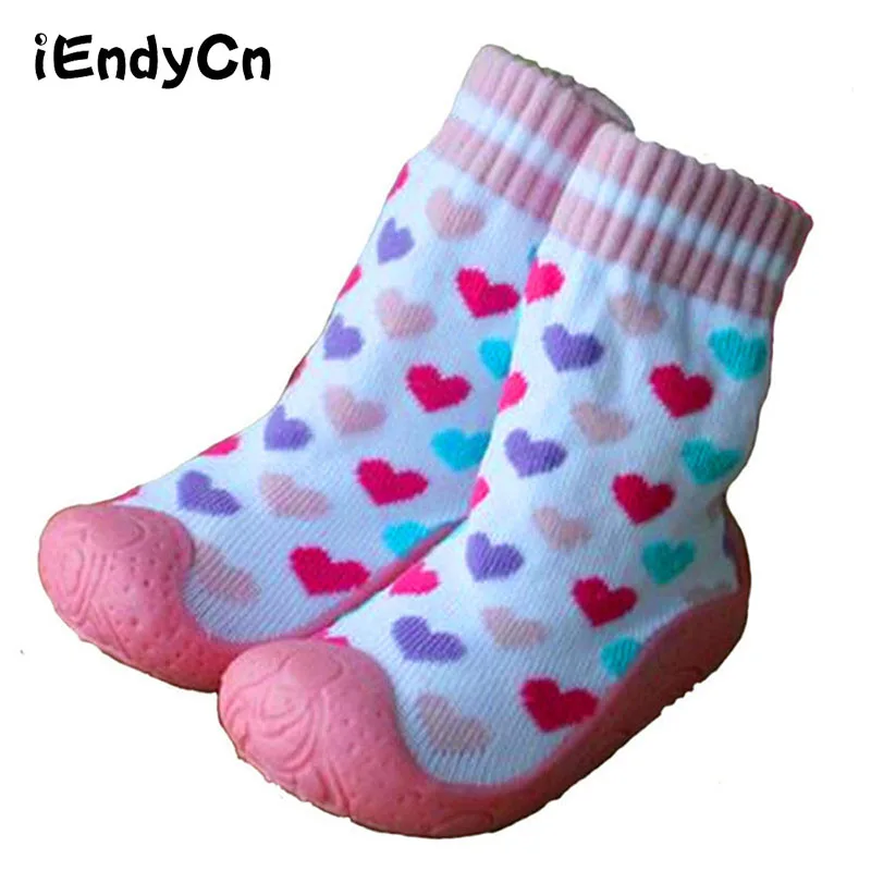 Носочки для малышей с резиновой подошвой. Носки с подошвой детские. Носки с подошвой детские. Носки с нескользящей подошвой. Носочки с резиновой подошвой.