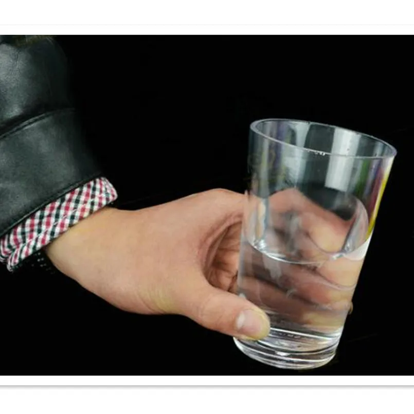 Волшебные фокусы с гидростатическим кубком подхватывание воды на сцене Кубка