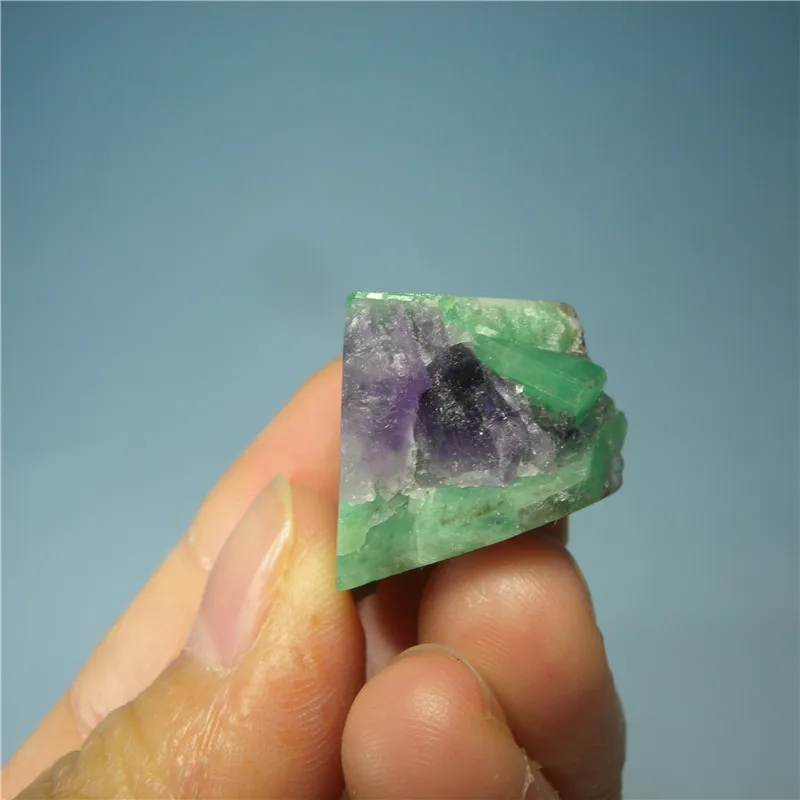 Супер зеленый натуральный изумруд кристалл фиолетовый флюорит рудник