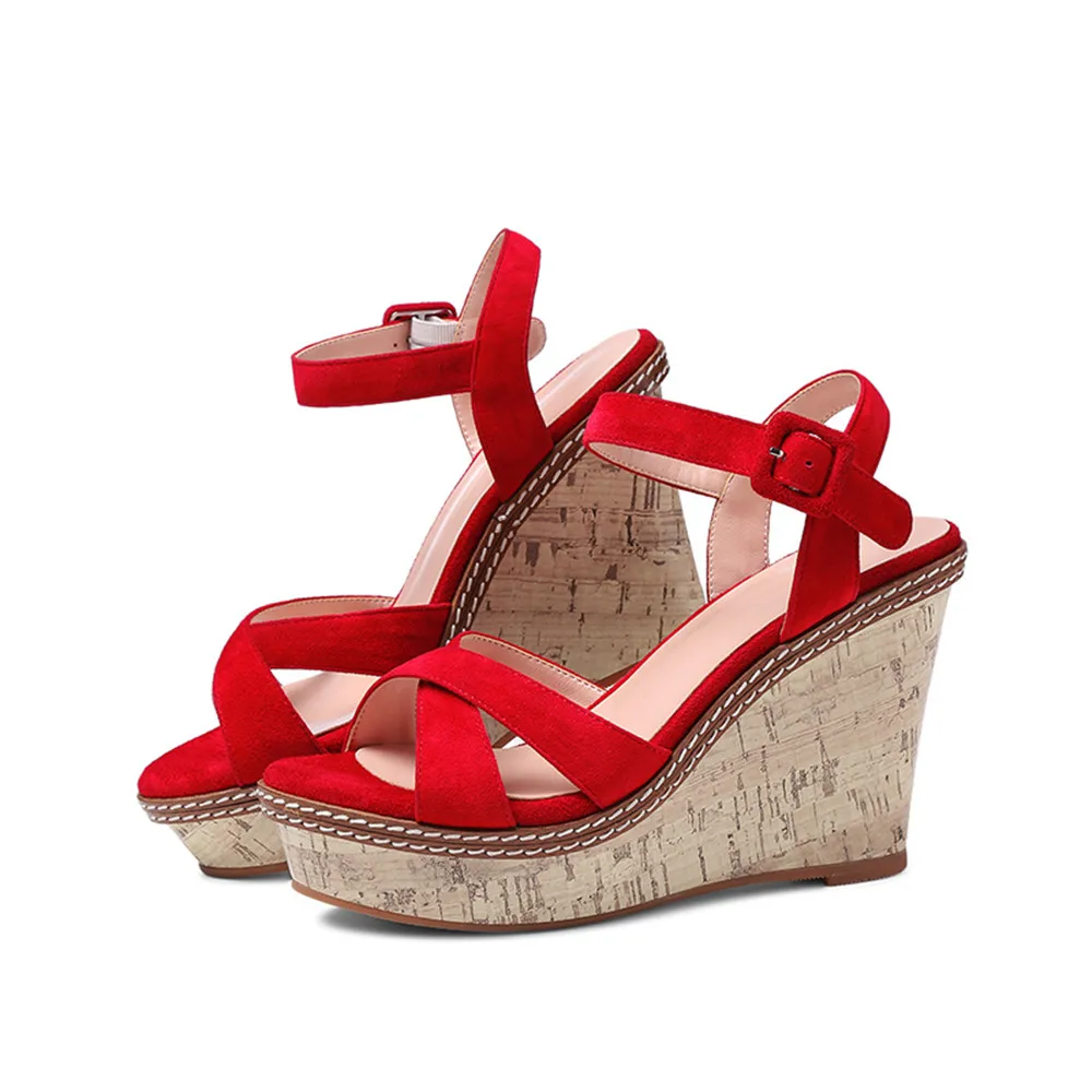 Женские босоножки на танкетке Asumer черные или красные замшевые высоком каблуке с