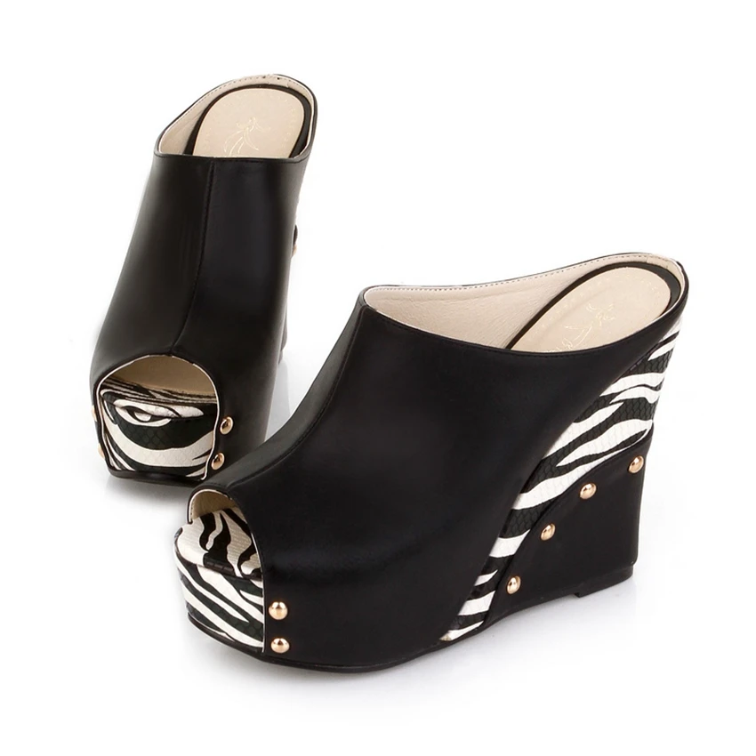 Женские босоножки на танкетке оранжевые черные белые сандалии с заклепками