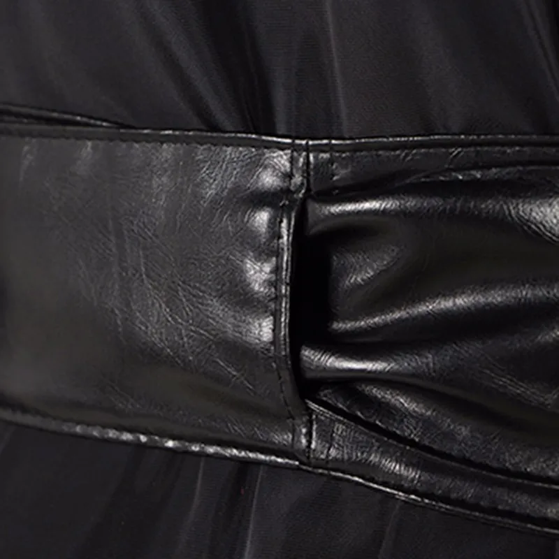 Ветровка TWOTWINSTYLE с перьями рукавом-фонариком из искусственной кожи высокой