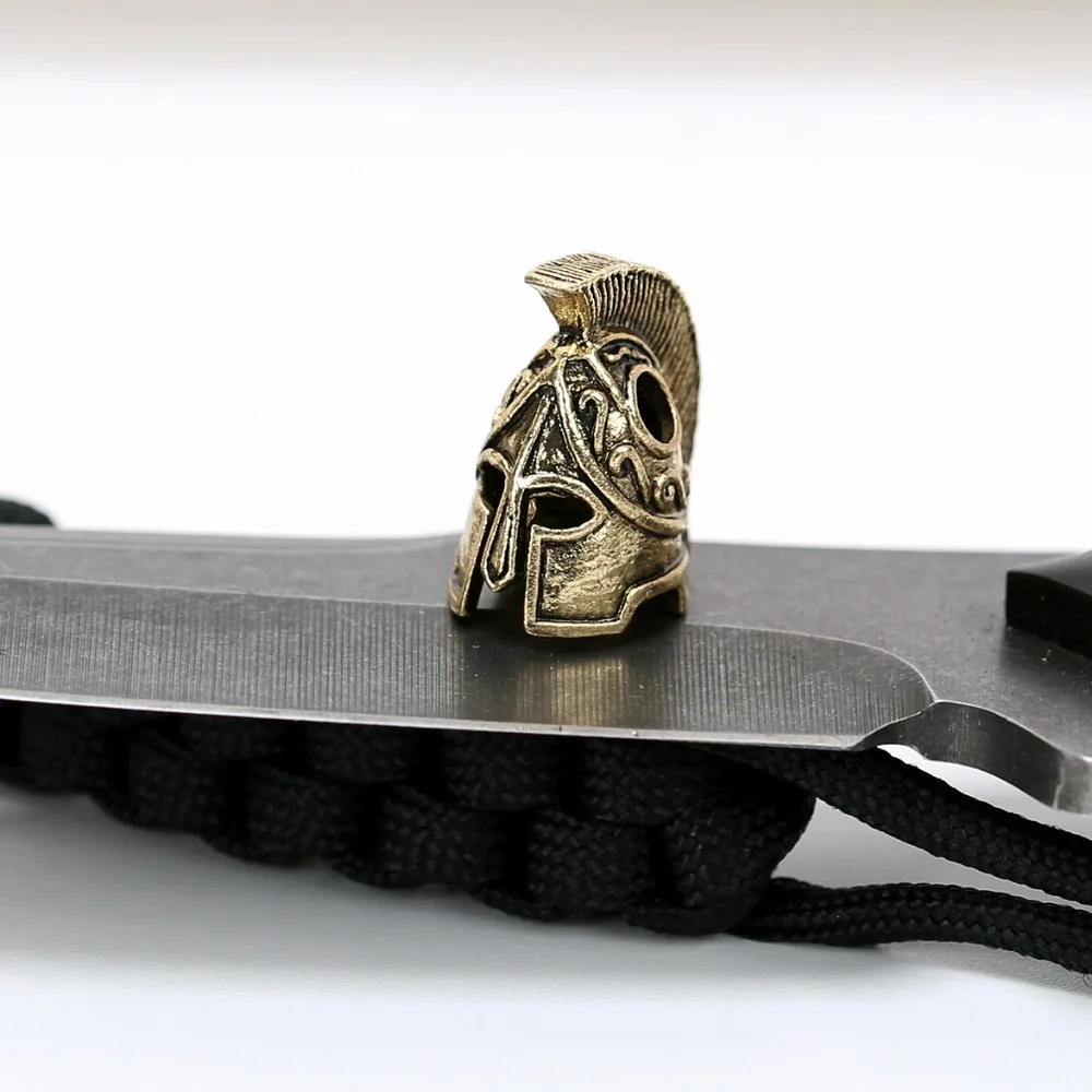 1 шт. бусы на веревочке и металлическими декоративными элементами в виде черепа