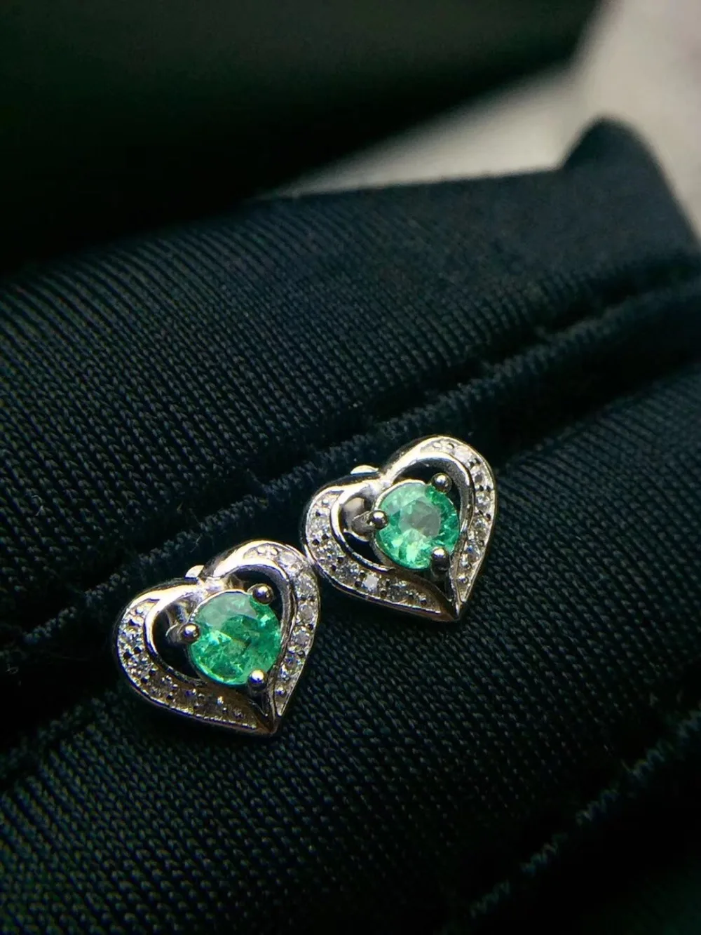 

Love Heart Earring Natural emerald earring Free shipping Real original emerald 925 sterling silver 4*4mm 2pcs