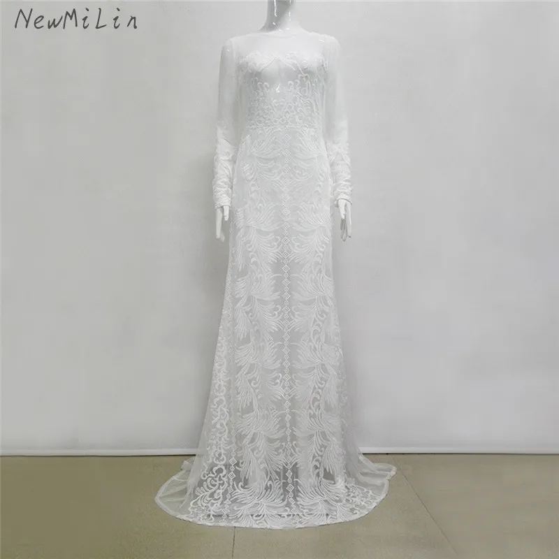 Женское облегающее платье с открытой спиной белое кружевное круглым вырезом и