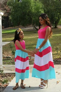 Размера плюс в комплекте с набором подходящих сумочек цвета: розовый, белый и небесно-голубого цвета в полоску для матери и дочери, Макси платья без рукавов платья Мама и я