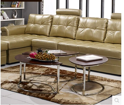 Стол из нержавеющей стали. Узкая и современная мебель для гостиной. Искусство