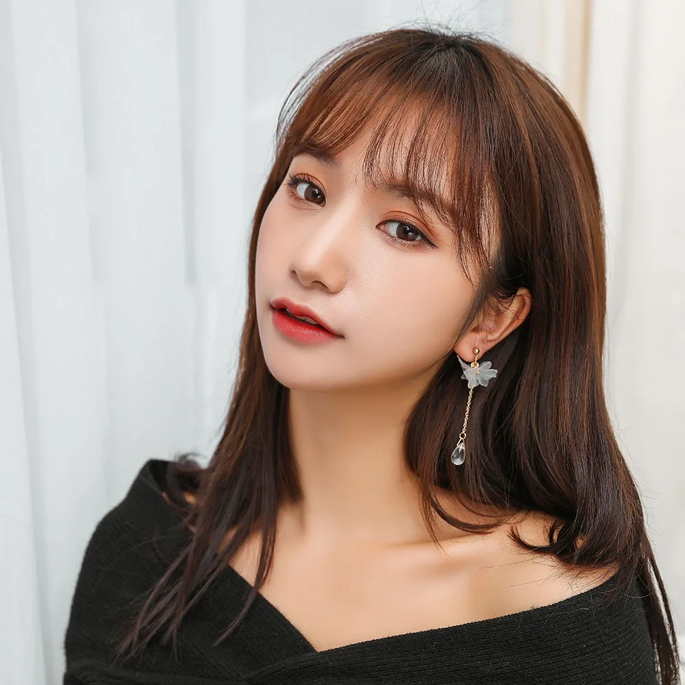 Корейские темпераментные белые маленькие маргаритки свежие лепестки цветка