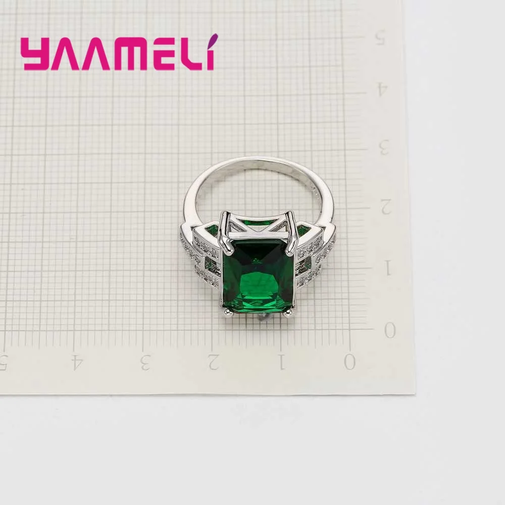 Перстень женский из серебра 925 пробы Зеленый хрустальный камень | Украшения и