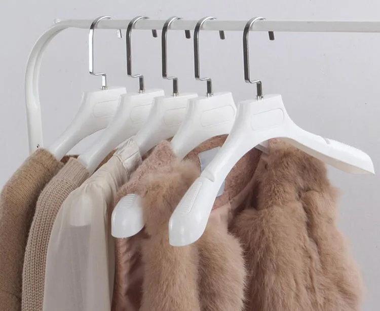 Толстая широкая плечевая белая пластиковая вешалка для одежды и меха костюма (8