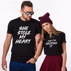 Она украла мое сердце.... И я держу его, футболка с коротким рукавом, футболка для влюбленных пар, подходящая парная одежда Outfist
