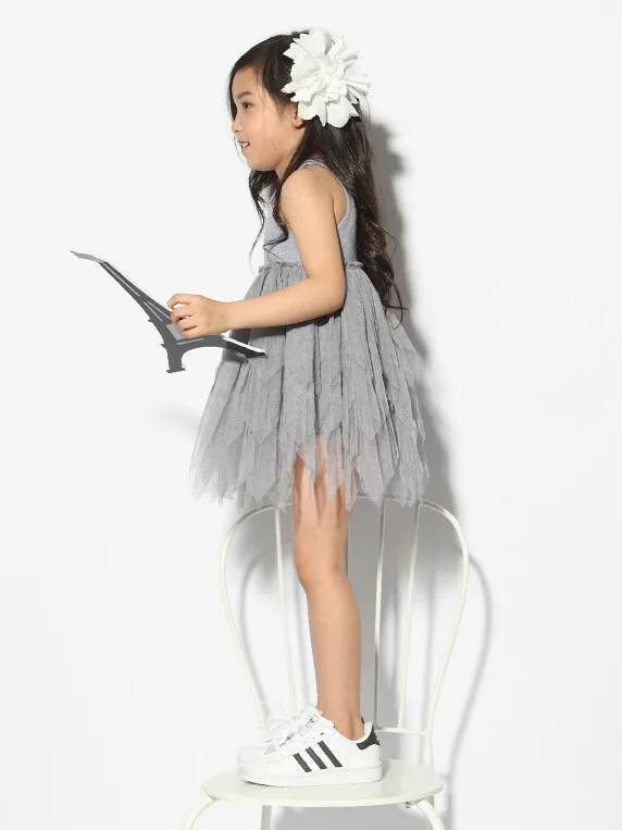 Милое однотонное платье без рукавов серого цвета с рюшами и асимметричным