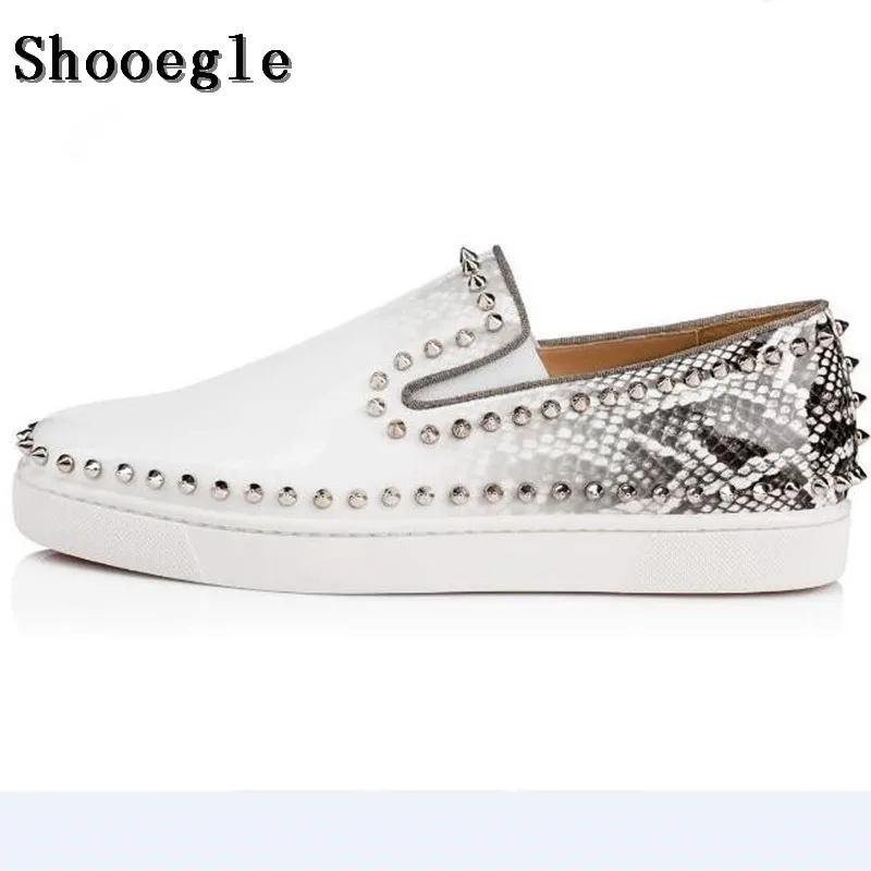 SHOOEGLE/Новинка Белые мужские лоферы из змеиной кожи с заклепками Мужская обувь на