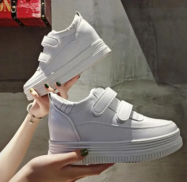 Женская обувь на танкетке черные и белые повседневные кроссовки платформе для