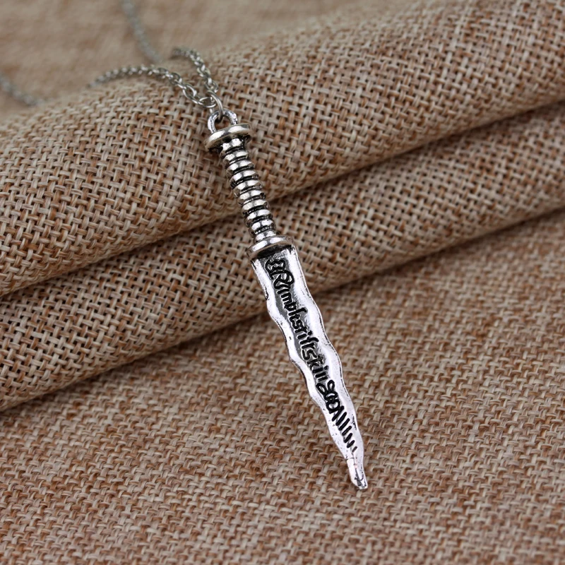 Оптовая продажа Эмма Лебедь один раз за Темный ожерелье с кинжалом подвеска