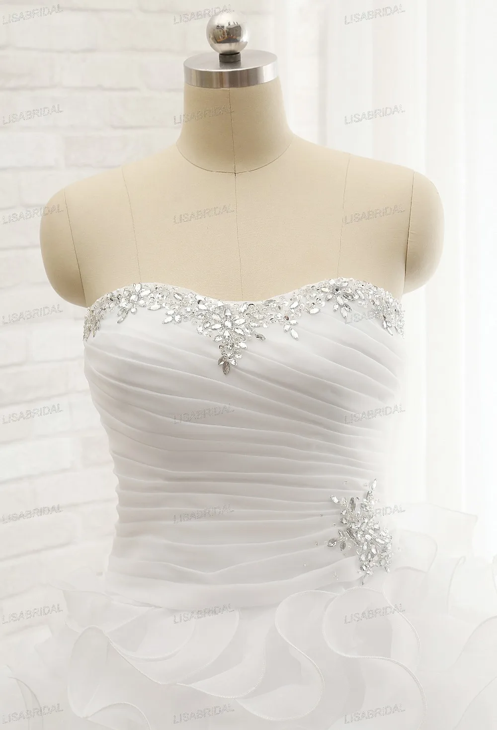 Длинное свадебное платье со шлейфом без рукавов из органзы | Свадьбы и торжества