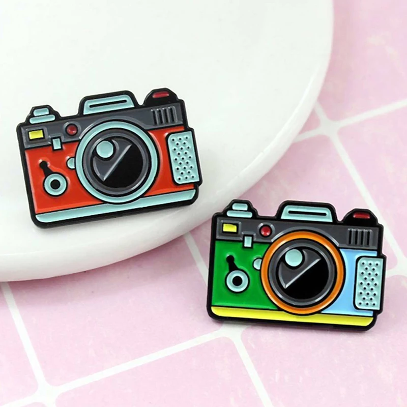 Милая разноцветная эмалированная брошь в форме камеры из сплава с изображением