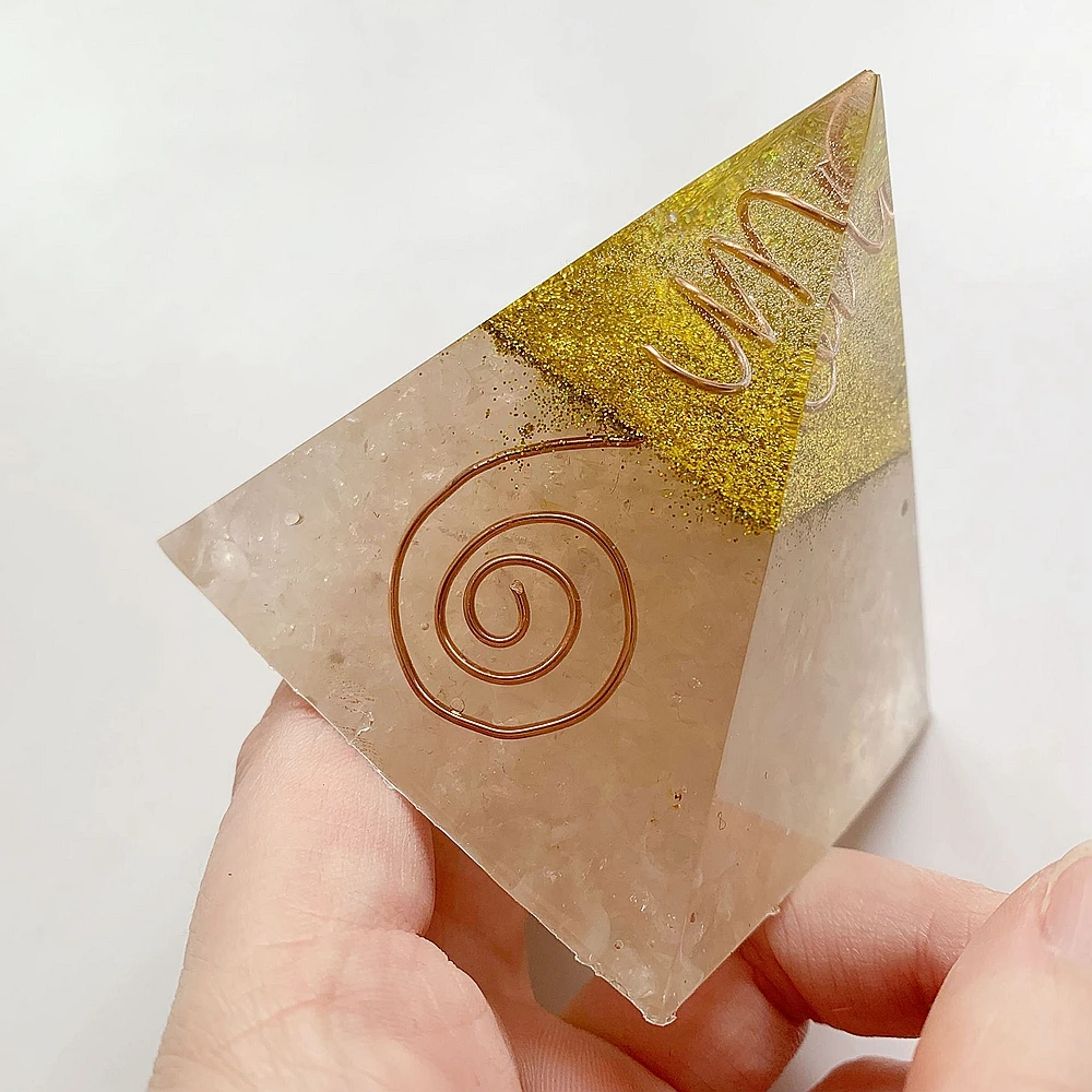 Натуральные розовые кварцевые камни чипсы медная фигурка оргонита из пирамидной