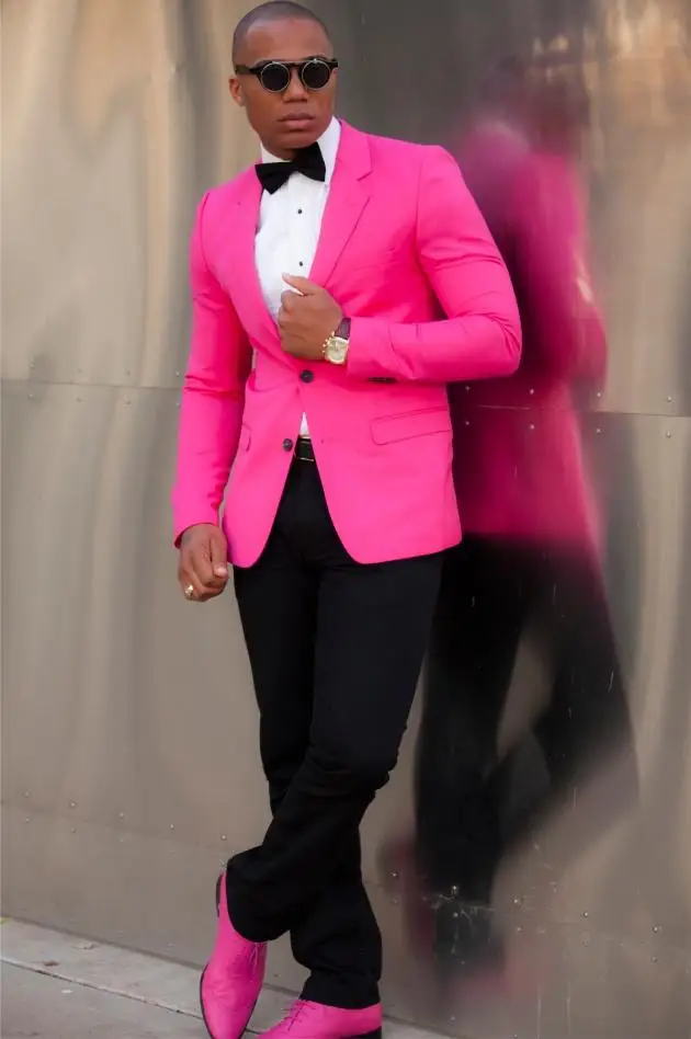 Облегающий смокинг для жениха на двух пуговицах ярко-розовый мужской костюм