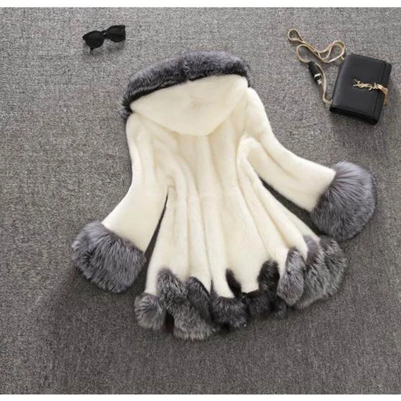 Женское пальто с искусственным мехом меховое средней длины капюшоном и