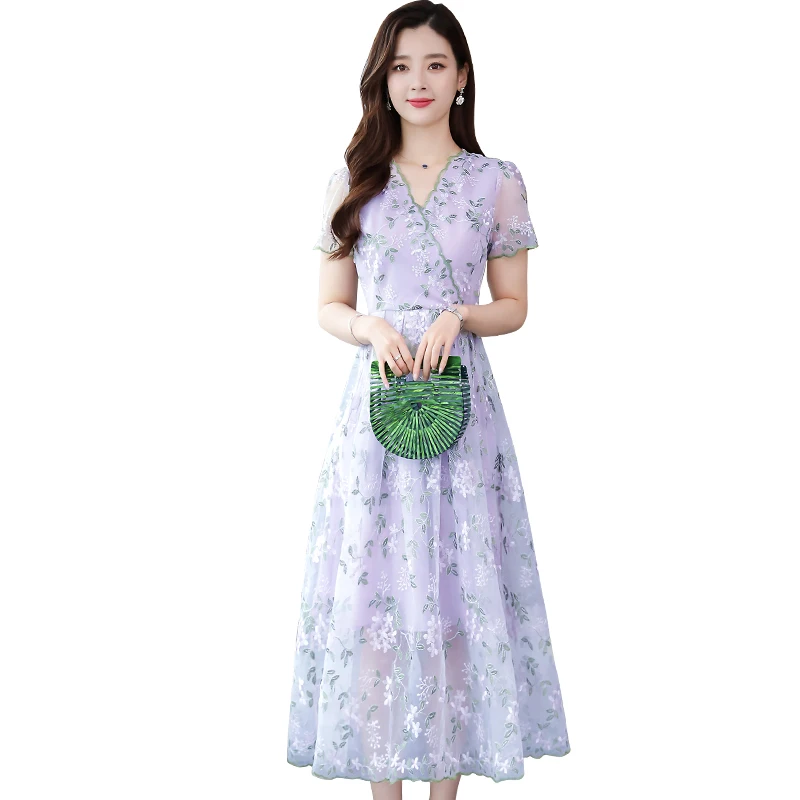 Женское платье с короткими рукавами средней длины v образным вырезом и вышивкой