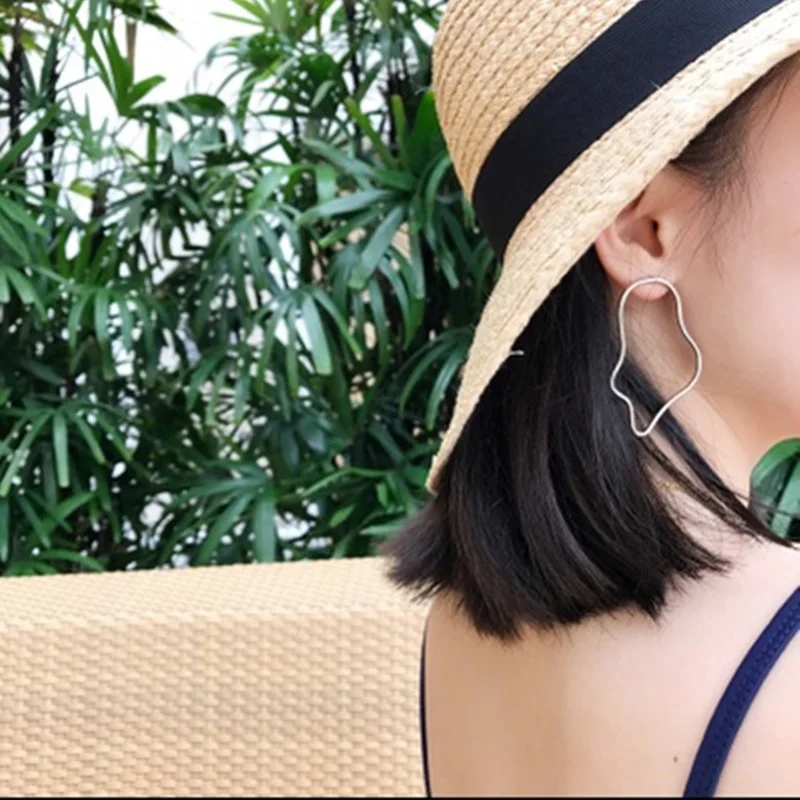 Женские серьги-гвоздики геометрической формы с перфорацией | Украшения и